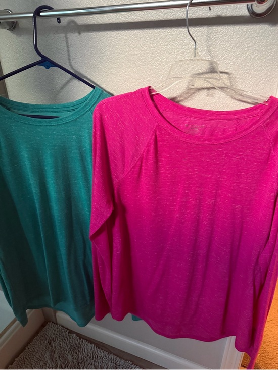 Tek gear Tops - Women’s 2 pack-XL-  Long-Sleeve workout Tops in Pink and Teal, thumb slits